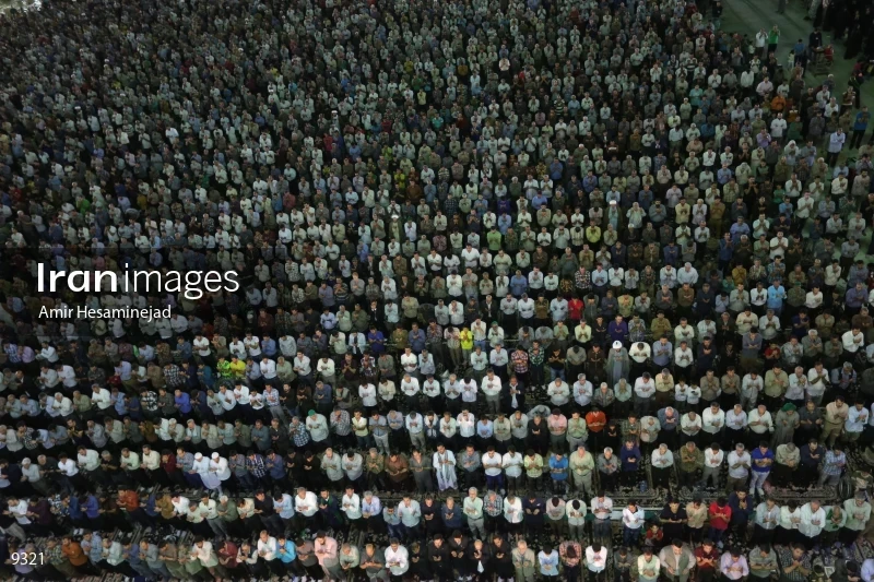 Shi'ite Muslims pray at Jamkaran mosque