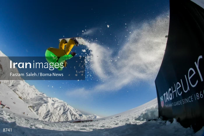 Snowboarder in Darbandsar Ski resort