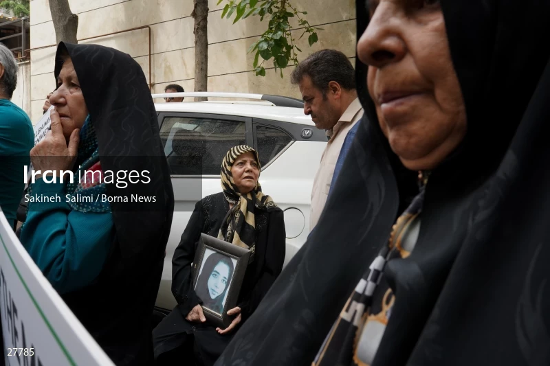 Gathering of "Nejat Society" members in front of the Red Cross office in Tehran