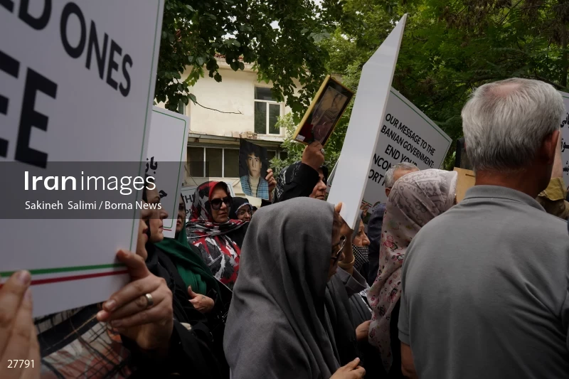 Gathering of "Nejat Society" members in front of the Red Cross office in Tehran