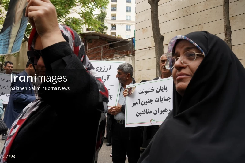 Gathering of "Nejat Society" members in front of the Red Cross office in Tehran