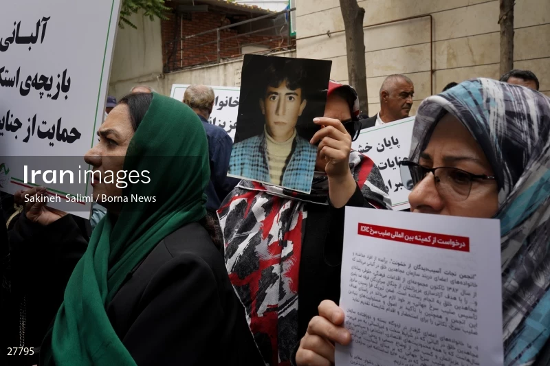 Gathering of "Nejat Society" members in front of the Red Cross office in Tehran