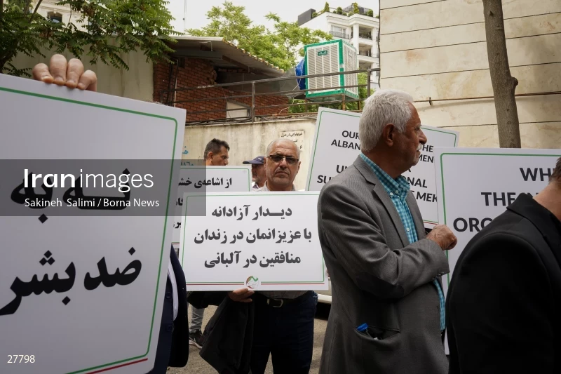 Gathering of "Nejat Society" members in front of the Red Cross office in Tehran