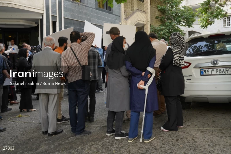 Gathering of "Nejat Society" members in front of the Red Cross office in Tehran