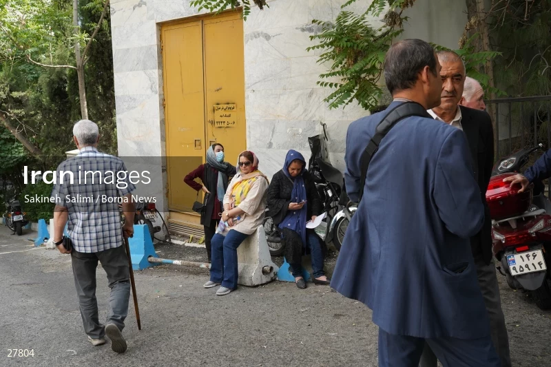 Gathering of "Nejat Society" members in front of the Red Cross office in Tehran