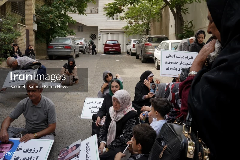 Gathering of "Nejat Society" members in front of the Red Cross office in Tehran