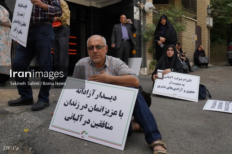 Gathering of "Nejat Society" members in front of the Red Cross office in Tehran