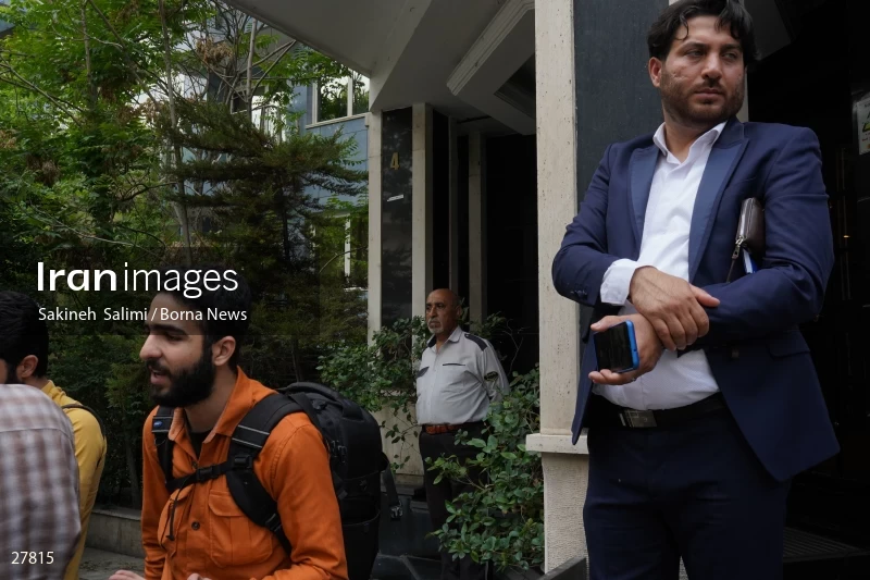 Gathering of "Nejat Society" members in front of the Red Cross office in Tehran
