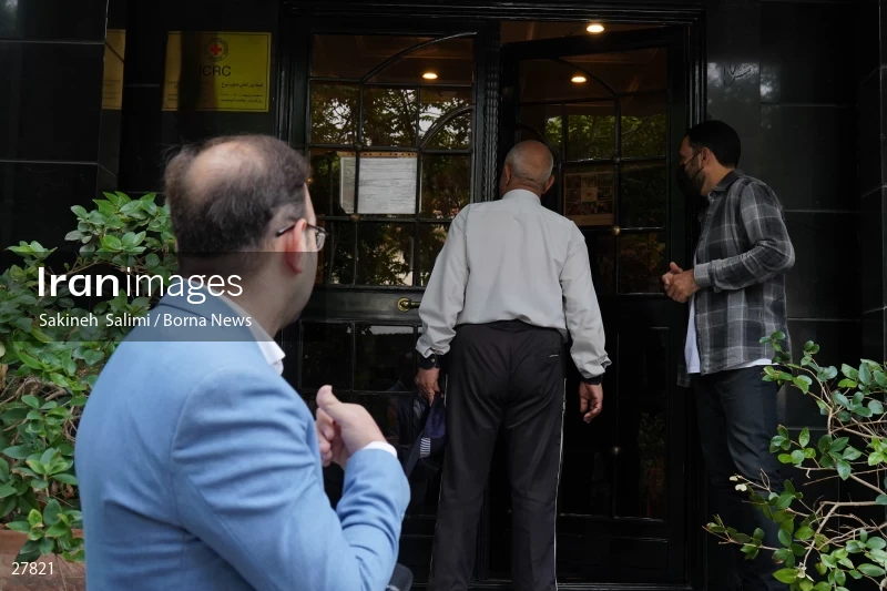 Gathering of "Nejat Society" members in front of the Red Cross office in Tehran