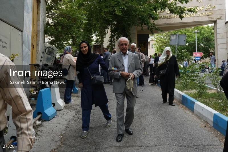 Gathering of "Nejat Society" members in front of the Red Cross office in Tehran