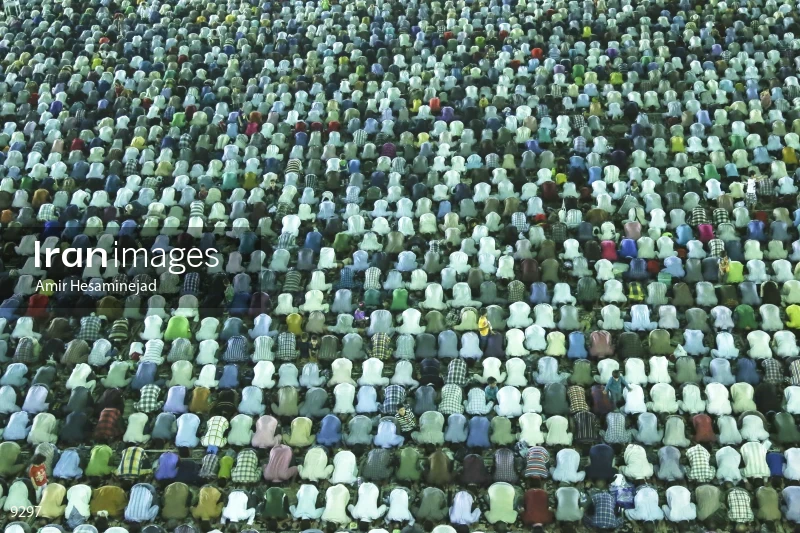 Shi'ite Muslims pray at Jamkaran mosque