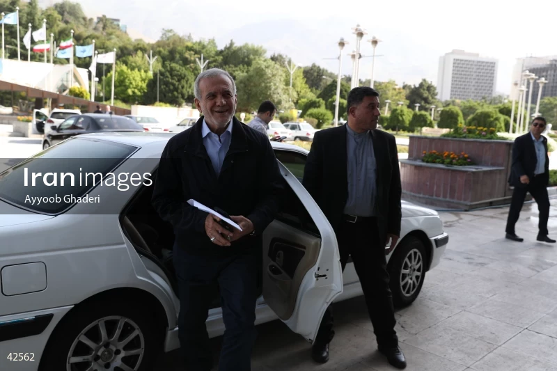 Massoud Pezeshkian on the "Safe Aval (Prime Row)" program on the News Network