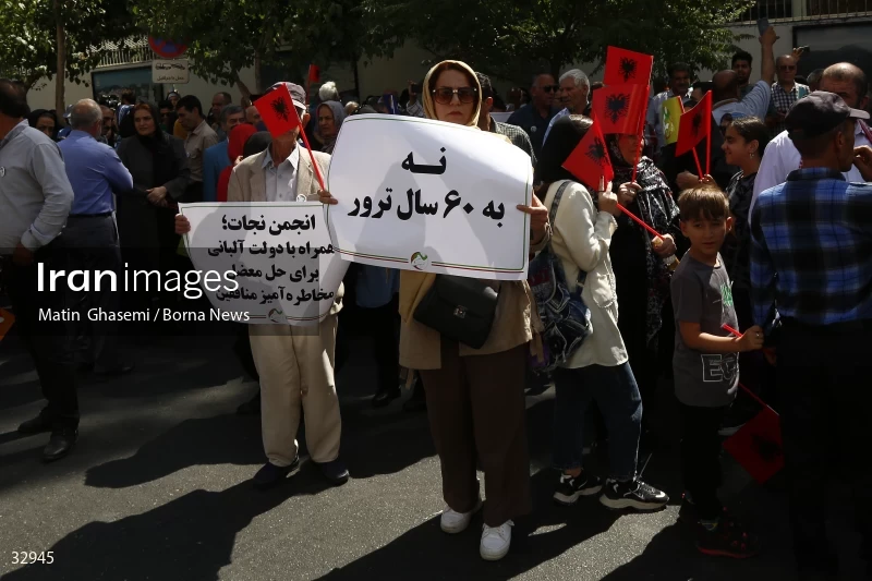 Gathering of "Nejat Society" members in front of the Red Cross office in Tehran
