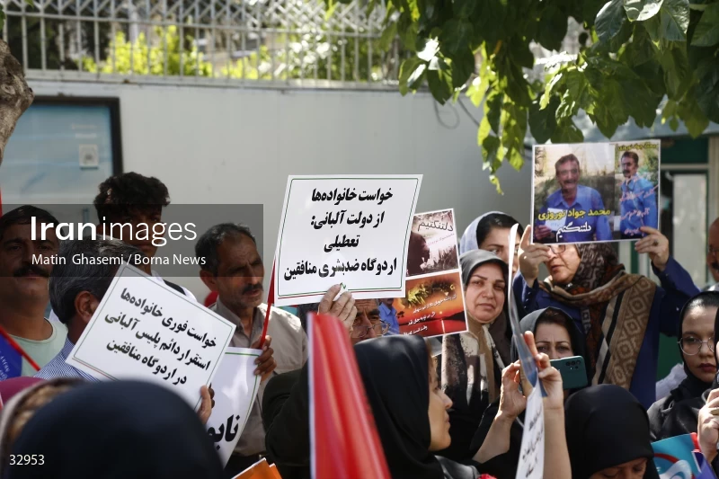 Gathering of "Nejat Society" members in front of the Red Cross office in Tehran