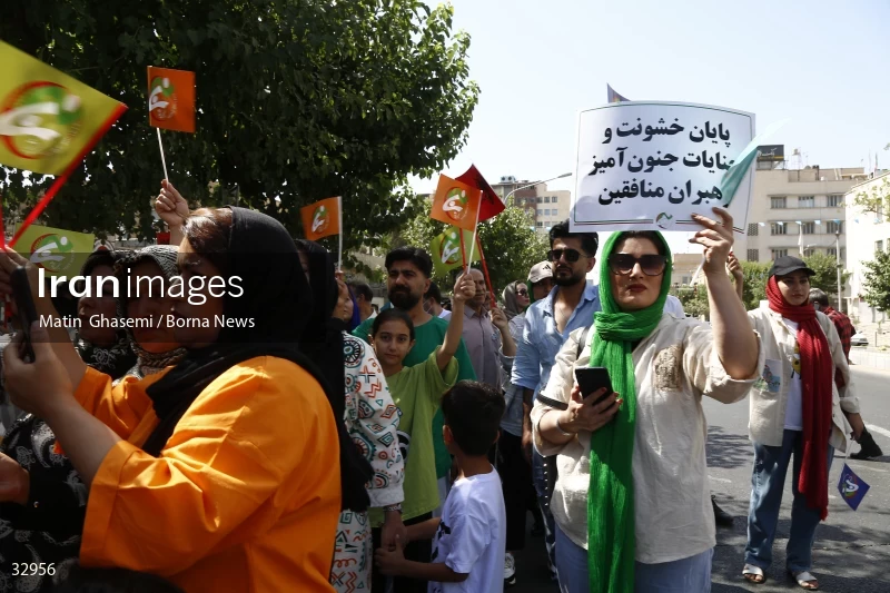 Gathering of "Nejat Society" members in front of the Red Cross office in Tehran