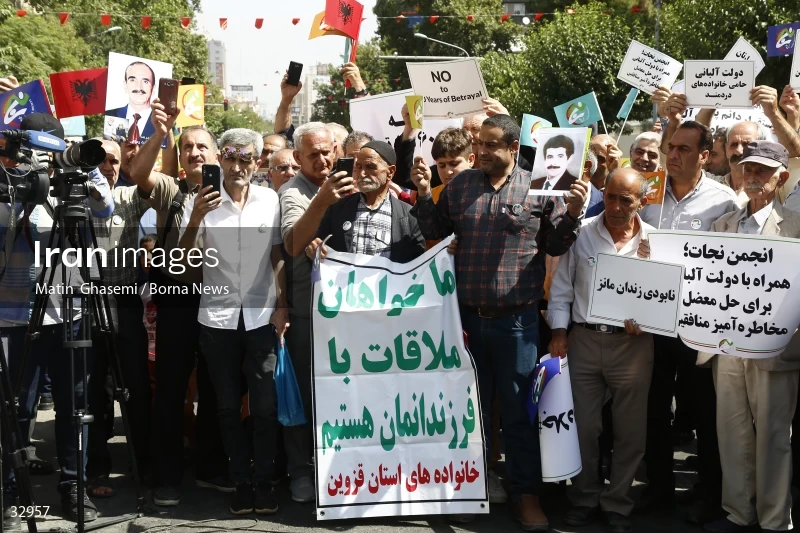 Gathering of "Nejat Society" members in front of the Red Cross office in Tehran