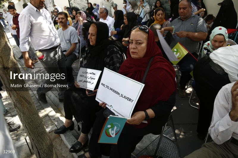 Gathering of "Nejat Society" members in front of the Red Cross office in Tehran