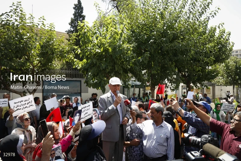 Gathering of "Nejat Society" members in front of the Red Cross office in Tehran