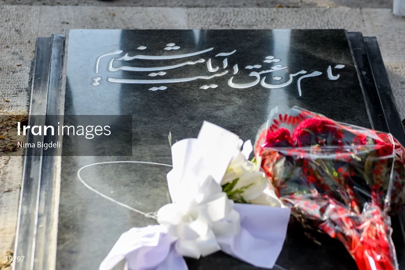 Hossein Monzavi's tomb