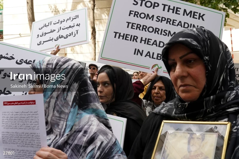 Gathering of "Nejat Society" members in front of the Red Cross office in Tehran