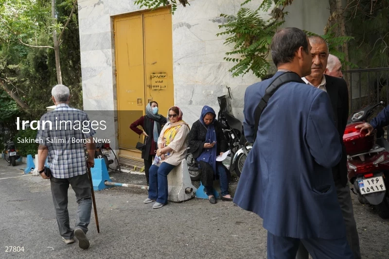 Gathering of "Nejat Society" members in front of the Red Cross office in Tehran