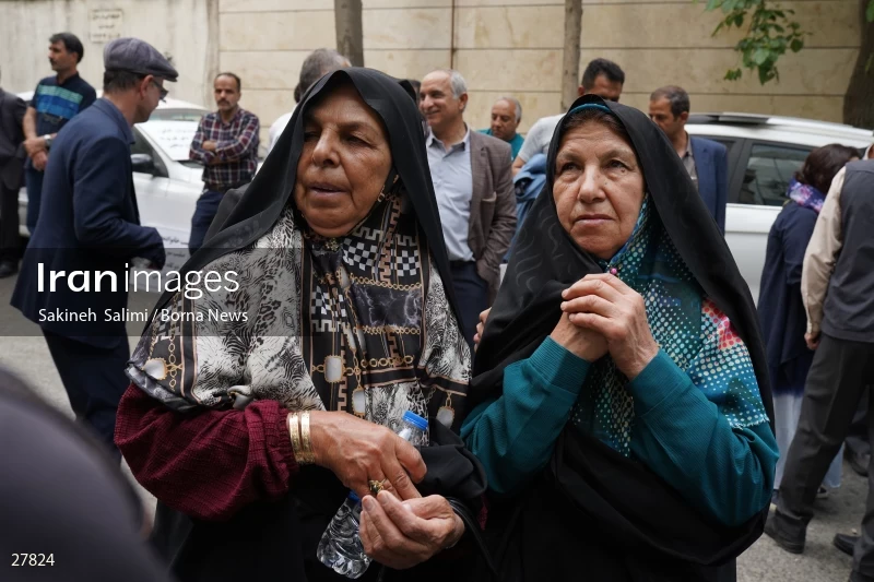 Gathering of "Nejat Society" members in front of the Red Cross office in Tehran