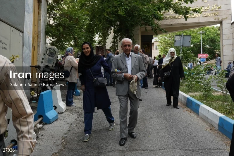 Gathering of "Nejat Society" members in front of the Red Cross office in Tehran