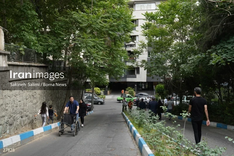 Gathering of "Nejat Society" members in front of the Red Cross office in Tehran