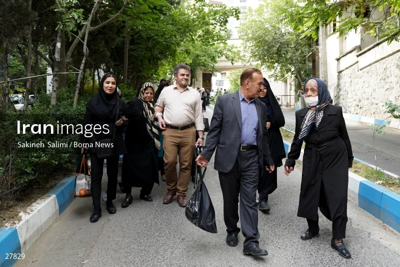 Gathering of "Nejat Society" members in front of the Red Cross office in Tehran