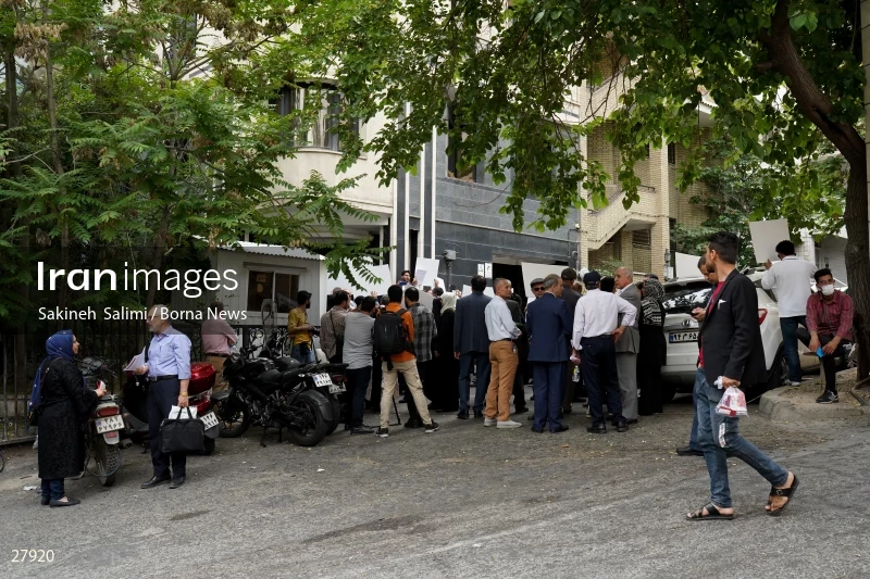 Gathering of "Nejat Society" members in front of the Red Cross office in Tehran