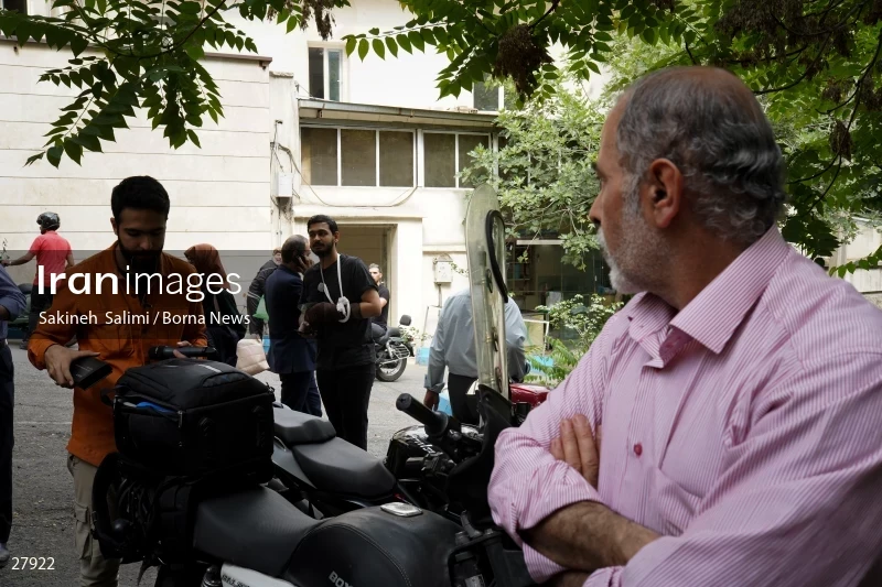 Gathering of "Nejat Society" members in front of the Red Cross office in Tehran