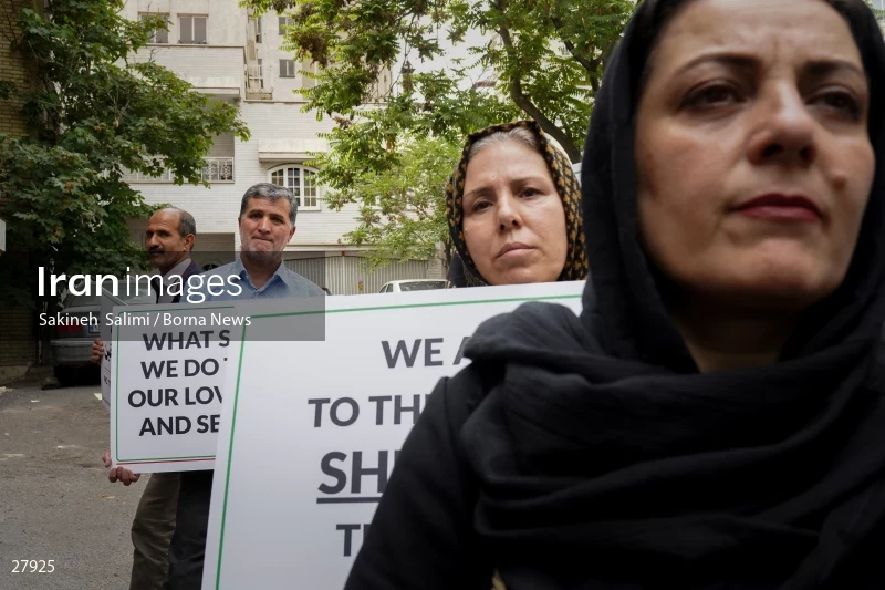 Gathering of "Nejat Society" members in front of the Red Cross office in Tehran