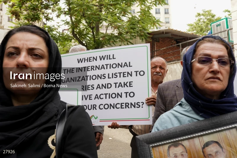 Gathering of "Nejat Society" members in front of the Red Cross office in Tehran