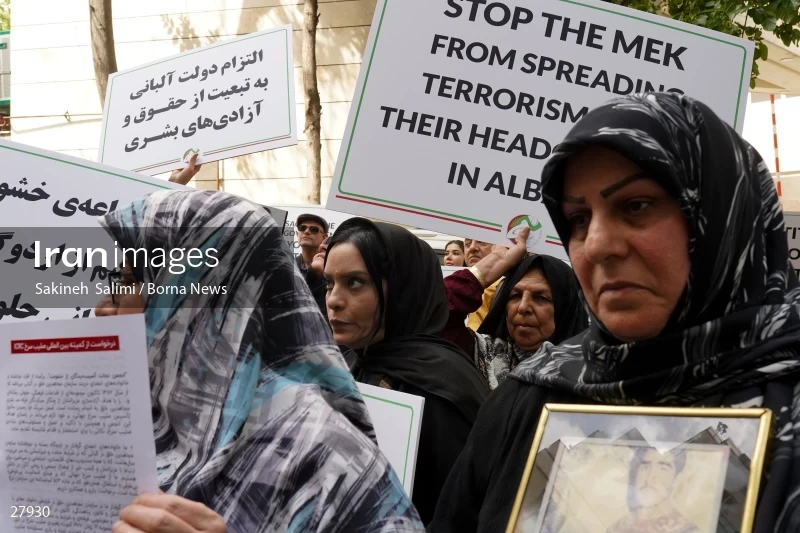 Gathering of "Nejat Society" members in front of the Red Cross office in Tehran