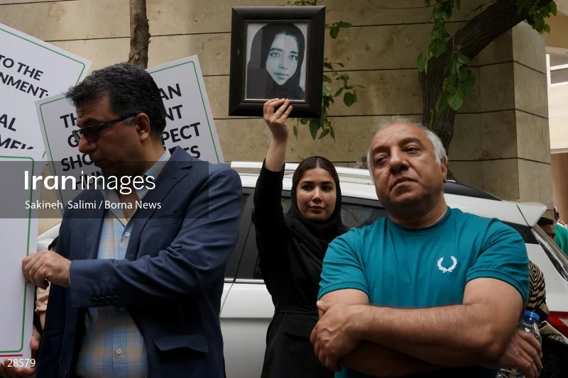 Gathering of "Nejat Society" members in front of the Red Cross office in Tehran