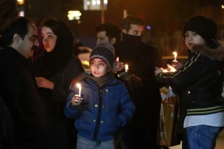 Iranians Light candle in memory of firefighters