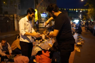 ضیافت افطاری در خیابان‌ شهیدی تهران