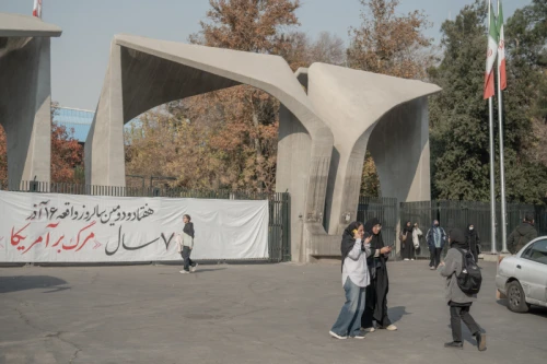 حال و هوای سردر دانشگاه تهران در روز دانشجو 1404