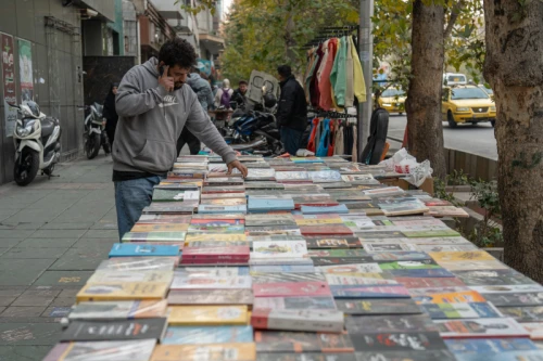 کتابفروش دستفروش در خیابان انقلاب