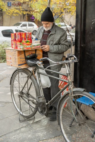 پیرمرد بیسکوییت فروش با دوچرخه