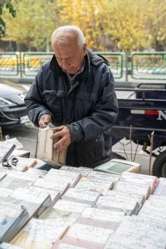 پیرمرد کتابفروش میدان انقلاب