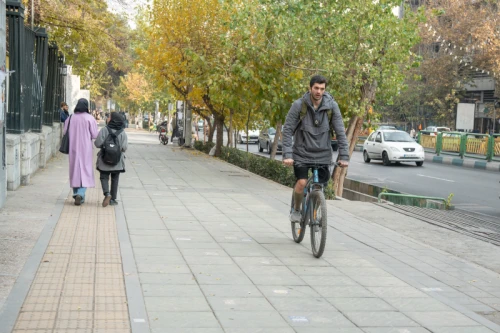 حال و هوای خیابان انقلاب تهران در روز دانشجو 1404