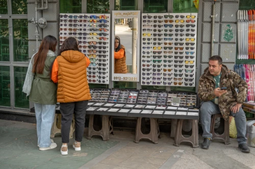 دستفروش در خیابان انقلاب تهران