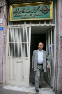 هادی خانیکی در مقابل ساختمان انجمن صنفی روزنامه نگاران ایران